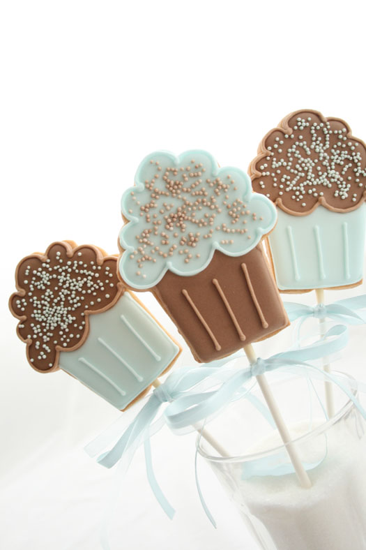Cupcake cookie pops blue