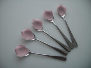 How to make a sugar rose • CakeJournal.com