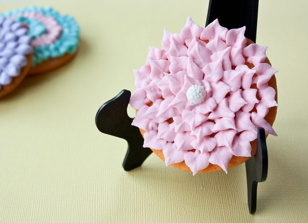 Video How to Make Daisy Cookies With Royal Icing •