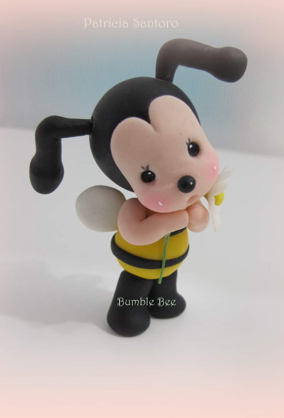 How to make a gum paste bumble bee cake topper • Cake Journal