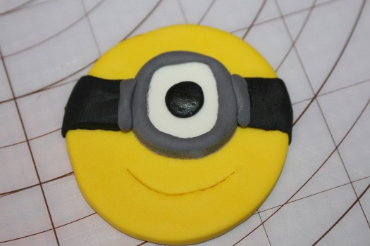 minion cupcake (24) (525x350)